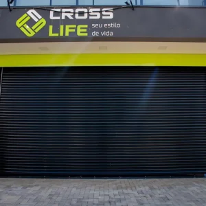 porta automática de enrolar preta