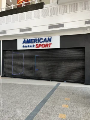 porta de enrolar em uma loja de shopping